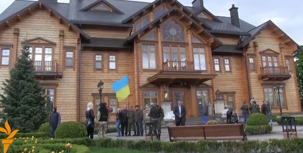 Переселенців з півдня і сходу України можуть поселити у Межигір’ї (ВІДЕО)