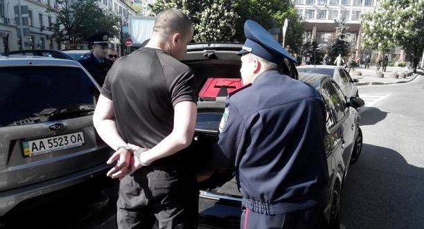 У Києві затримали автомобіль зі зброєю та комплектом автомобільних номерів