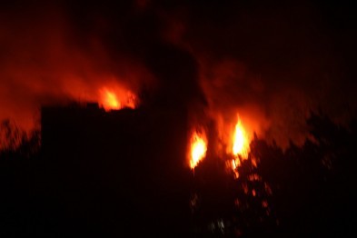 У Маріуполі горить будівля міської ради (ВІДЕО)