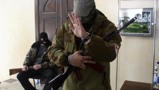 У Донецьку терористи роздають зброю населенню