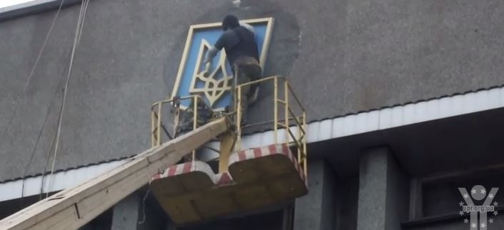 Макіївка. Сепаратисти знімають герб України з будівлі міськради (ВІДЕО)