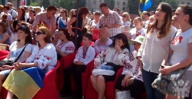 У Дніпропетровську близько тисячі людей взяли участь у марші вишиванок (ВІДЕО)