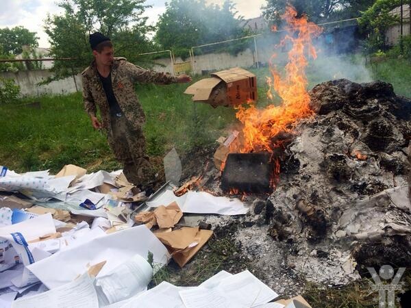 Як на Донбасі палили бюлетені, а з урн для голосування поробили смітники (ФОТО)