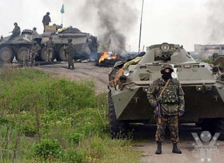 Колона сил АТО, що прямувала до Слов'янська, потрапила під обстріл терористів: 1 вбитий, 13 поранено