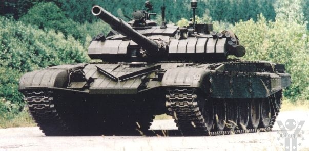 У Торезі Донецької області невідомі обстрілюють колону з російськими танками
