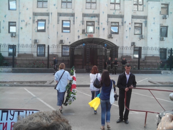 У багатьох країнах світу до посольств Росії несуть похоронні вінки. Відео