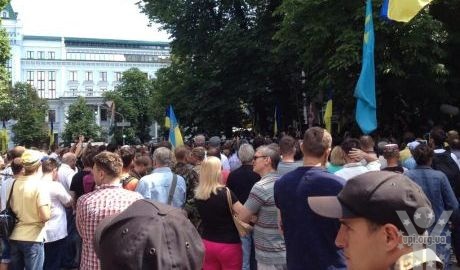 Біля АП зібралося сотні людей, які протестують проти оголошення перемир'я на Сході України