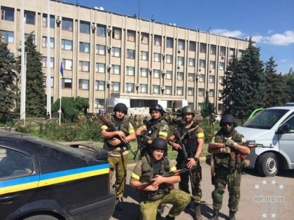 Українські військові вилучають у Слов'янську арсенали зброї, залишені бойовиками. Відео