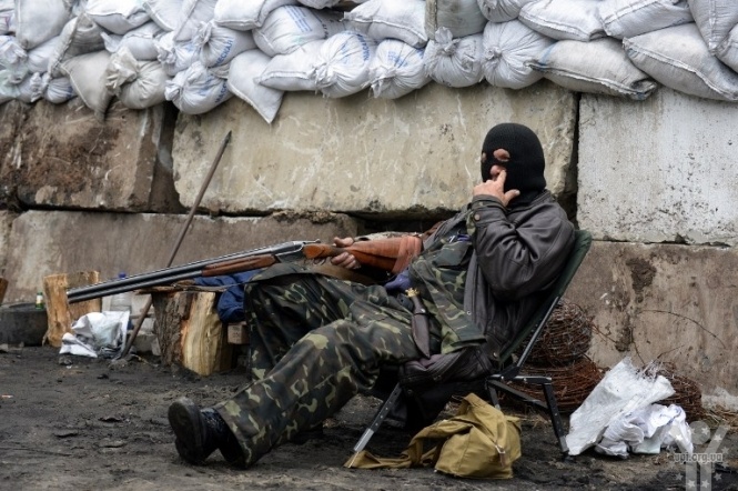 У Луганську проросійські бойовики стріляють під українськими прапорами