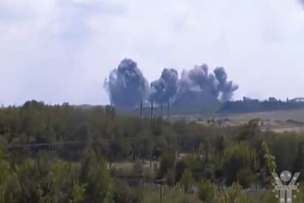 На Луганщині після авіаудару штаб терористів перетворився на місячний ландшафт. Відео