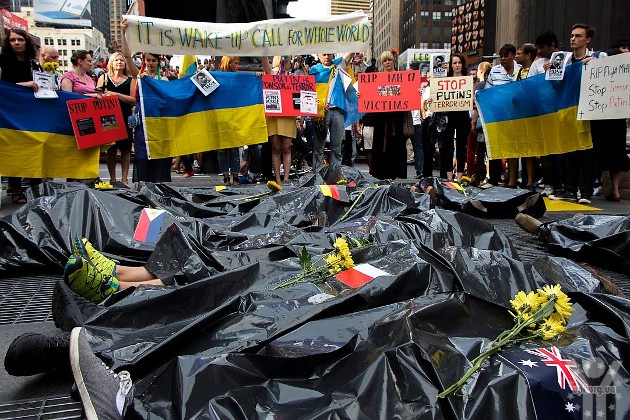 Тысячи жителей Нью-Йорка вышли на демонстрацию против Путина. Фотофакт