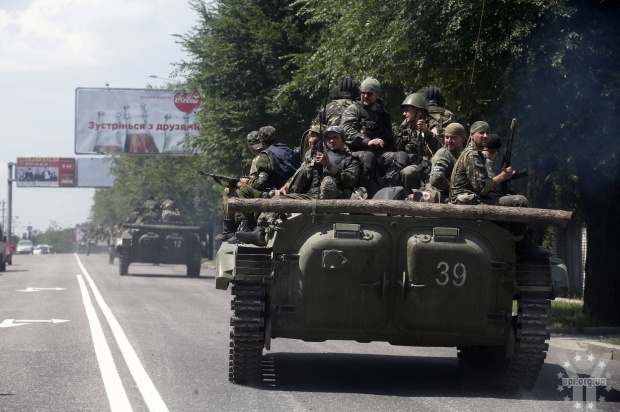 Терористи переправили з Росії в Україну 10 танків, які рухаються у напрямку Донецька