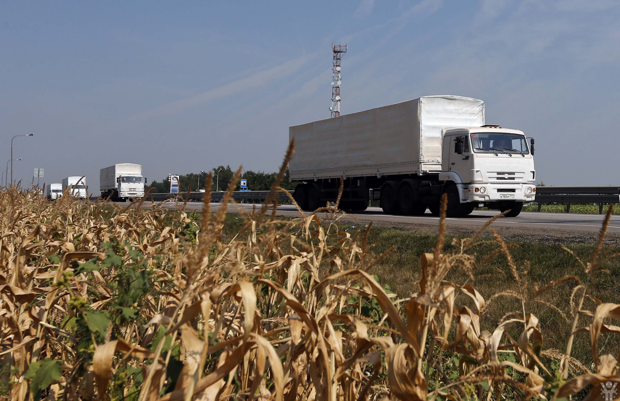 Російський гуманітарний конвой зупинився неподалік українського кордону