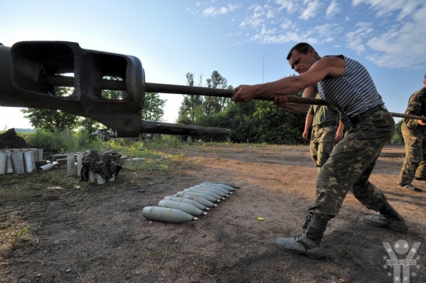 Порошенко повідомив, що артилерія знищила значну частину російської військової техніки, яка вночі вторглася в Україну