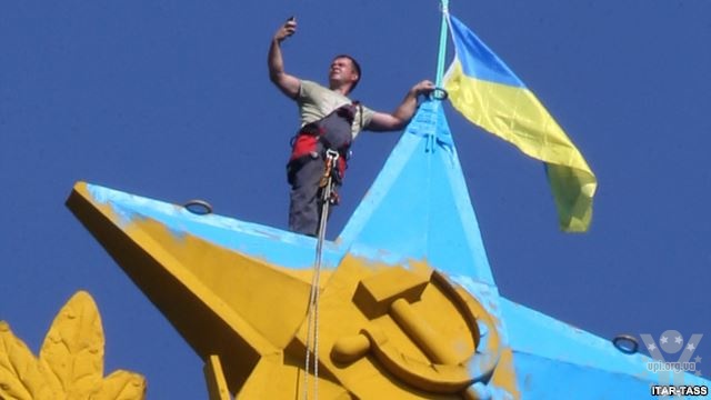 У центрі Москви замайорів Прапор України (ФОТО, ВІДЕО)