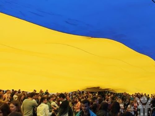 В Артемівську понад тисяча мешканців міста розгорнули найбільший прапор України в світі. Відео