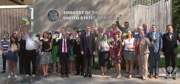 Гімн України 17 мовами виконали співробітники посольства США (ВІДЕО)