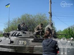 Путін почав війну. Українські військові підбили танки російських терористів і заблокували трасу на Маріуполь. Фото