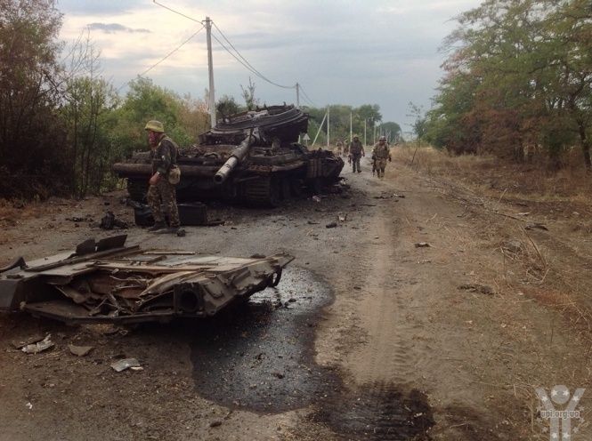 Російські військові обстріляли колону українських військ в Іловайську і вбили полонених російських десантників