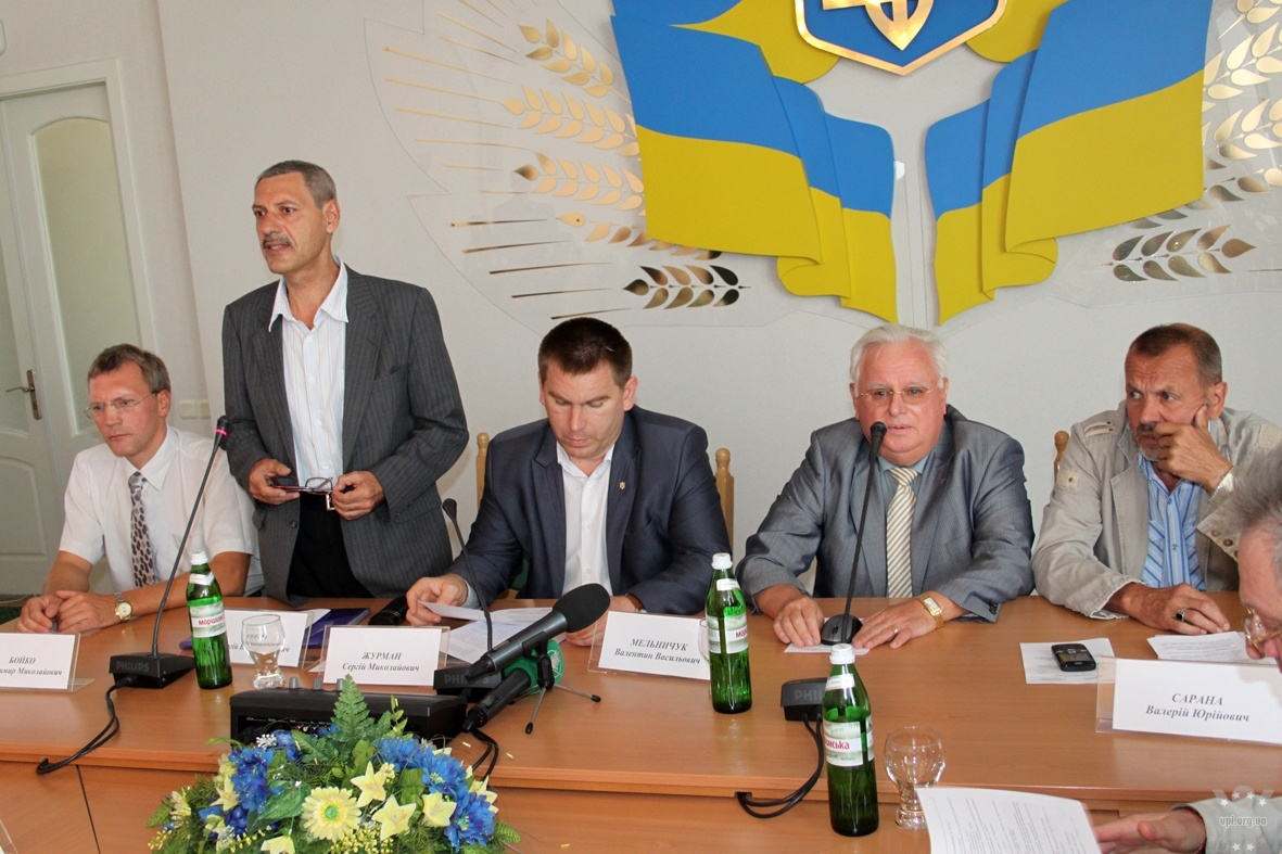 У Чернігові проведено круглий стіл про історію та уроки боротьби РУХУ за незалежність України. Фото