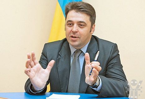 Україна заощадила на чиновниках мільярд