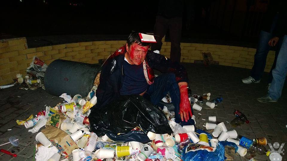 Нардепа Віктора Пилипишина облили червоною фарбою та вкинули у смітник. Фотофакт