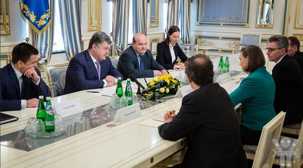 Порошенко і Нуланд обговорили стан реалізації Мінських домовленостей