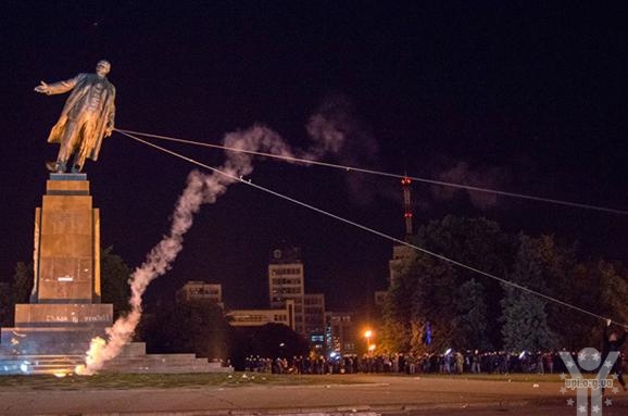 Президент України Петро Порошенко вважає, що повалення пам’ятника Леніну у Харкові – цілком закономірна подія. Відео