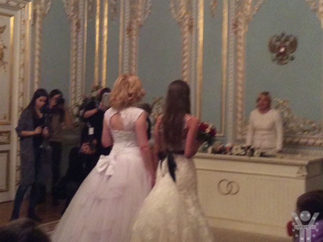 У Росії зареєстровано перший одностатевий шлюб - між двома жінками. Фотофакт