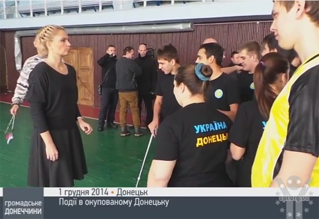 У Донецьку на зустріч з терористами молодь прийшла у футболках 