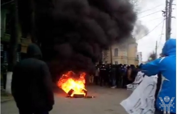 Вінниця вийшла на багатолюдний Майдан: горять шини, вибухає піротехніка. Відео