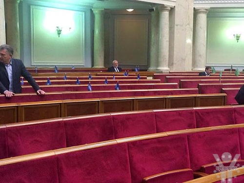 Депутати прогулюють: наприкінці сьогоднішнього засідання парламенту залишилося 30 обранців