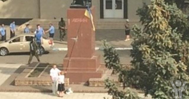 Один с украинским флагом против «ДНР». Как патриот из Дружковки спас честь всего города