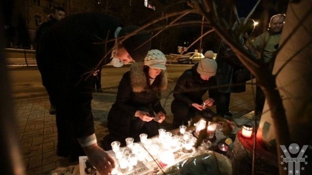 Кияни на знак солідарності з журналістами Charlie Hebdo принесли до посольства Франції квіти і лампадки