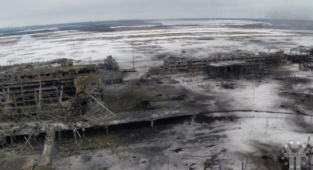 В аеропорту Донецька тривають жорстокі бої, злітно-посадкова смуга летовища повністю виведена з ладу
