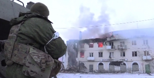 У Вуглегірську Донецької області тривають запеклі бої. Відео