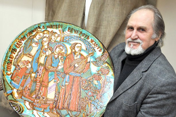 Вперше в Чернігові унікальна виставка декоративних тарелей Петра Печорного