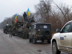 Україна завершує відведення важкого озброєння