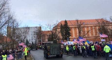 Американську військову колону в Чехії зустрічали українськими прапорами. Фото