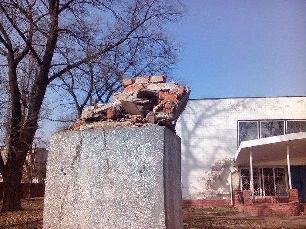 Чернігівські націоналісти демонтували пам’ятник організатору Голодомору