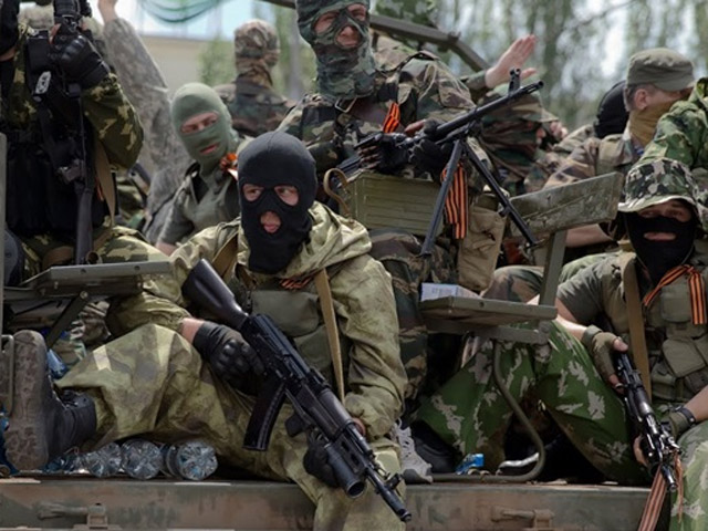 Московські найманці зачищають Антрацит від місцевих бойовиків. Відео