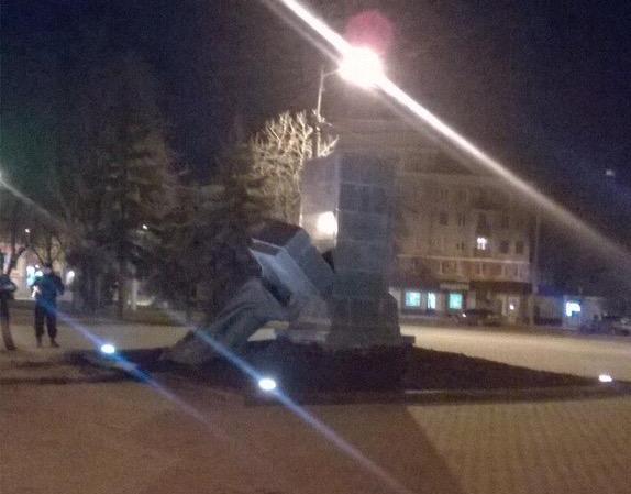 У Харкові впали пам’ятники лідерів комуністичного режиму: Орджонікідзе, Руднєва та Свердлова. Відео