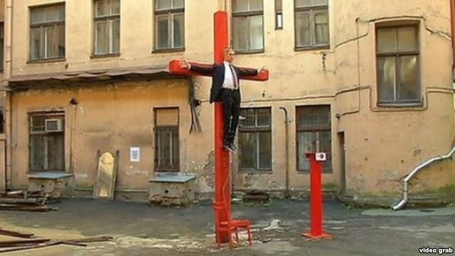 У Ризі Путіна зняли з хреста