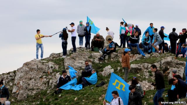 Тисячі кримських татар помолилися на горі Чатир-Даг у пам’ять про жертв депортації