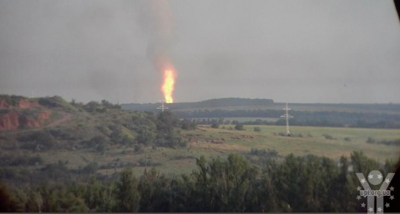 На Донбасі палає газопровід, який обстріляли бойовики (ВІДЕО)