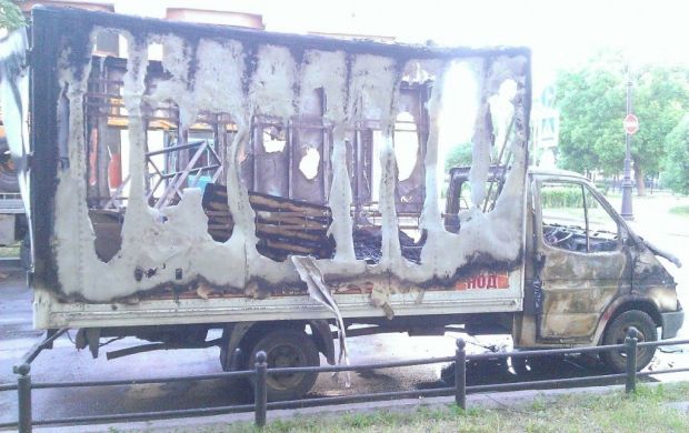 У Санкт-Петербурзі спалили агітаційний автомобіль прихильників терористичних 