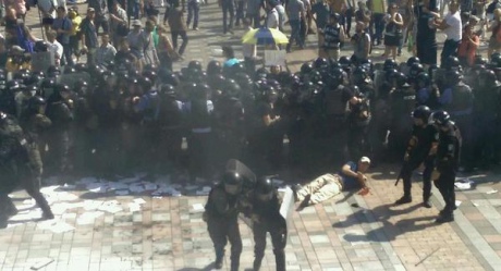 Наслідки протистояння біля парламенту: близько сотні працівників міліції постраждали