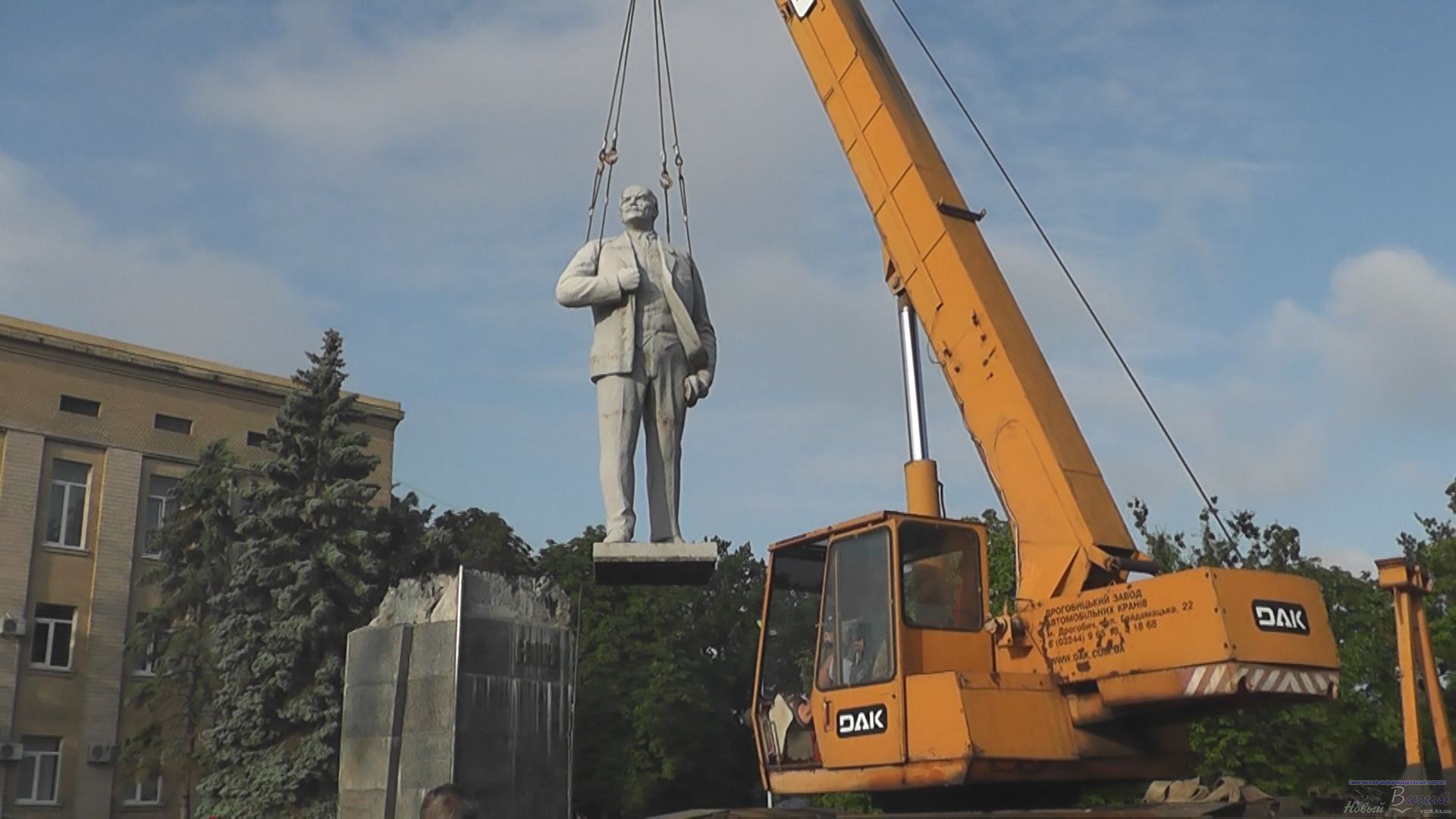 На Луганщині завершують демонтування пам'ятників комуністичному режиму