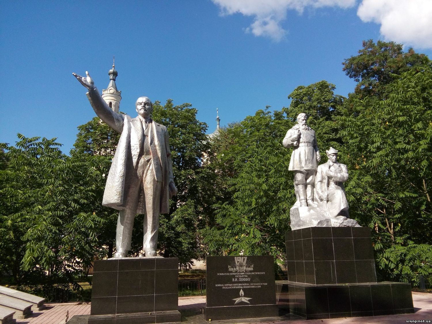 РУХ закликає Чернігівську обласну прокуратуру розслідувати відновлення пам’ятника Леніну у Семенівці