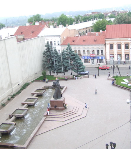 У Чернівцях відклали реконструкцію Центральної площі. Бо Шевченко є генієм поезії і духу, а не музою торгівлі